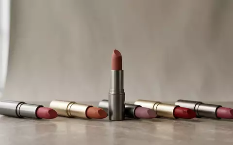 Fotorealistische Studioaufnahme von Lippenstift zum Thema Chanel Rouge Allure Velvet, klare Lichtfuehrung - Foto: THN