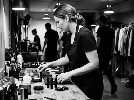Schwarzweiss-Reportage mit Lippenstift zum Thema Chanel Rouge Allure Velvet, hoher Kontrast, sachlich dargestellt - Foto: THN