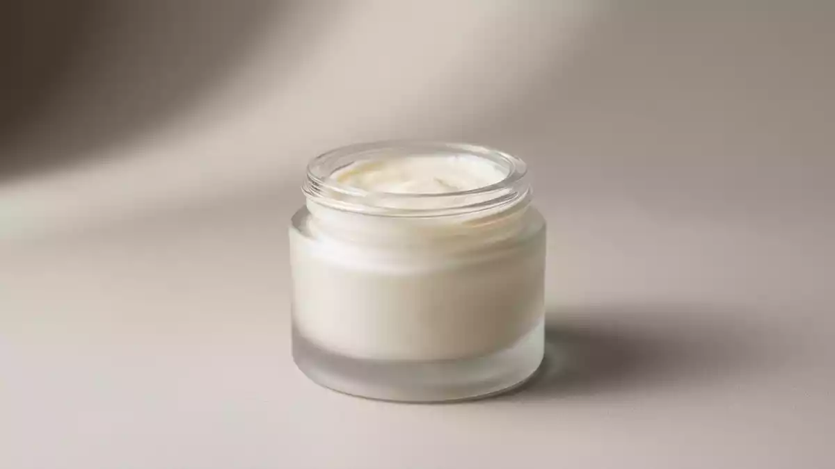 Fotorealistische Studioansicht von Augencreme in neutraler Produktdarstellung, neutral