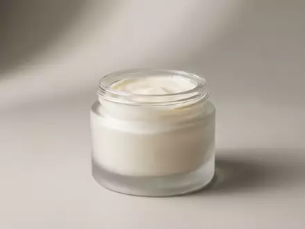 Fotorealistische Studioaufnahme von Augencreme zum Thema Chanel Le Lift Creme, klare Lichtfuehrung - Foto: THN