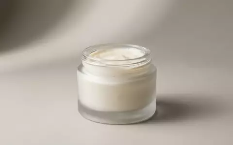 Fotorealistische Studioaufnahme von Augencreme zum Thema Chanel Le Lift Creme, klare Lichtfuehrung - Foto: THN