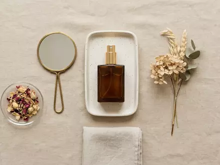 Flatlay-Arrangement rund um Eau de Parfum zum Thema Rabanne Lady Million EdP, weiches Oberlicht - Foto: THN