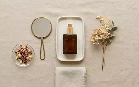 Flatlay-Arrangement rund um Eau de Parfum zum Thema Rabanne Lady Million EdP, weiches Oberlicht - Foto: THN