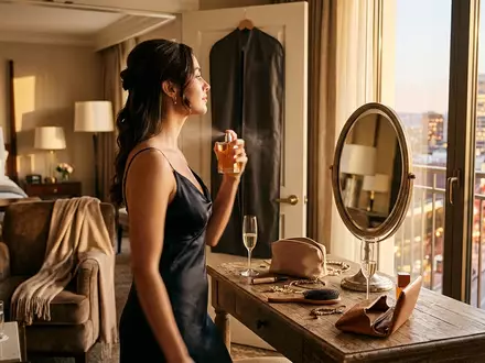 Fotorealistische Aufnahme von Eau de Parfum im Hotelzimmer zum Thema Rabanne Lady Million EdP - Foto: THN