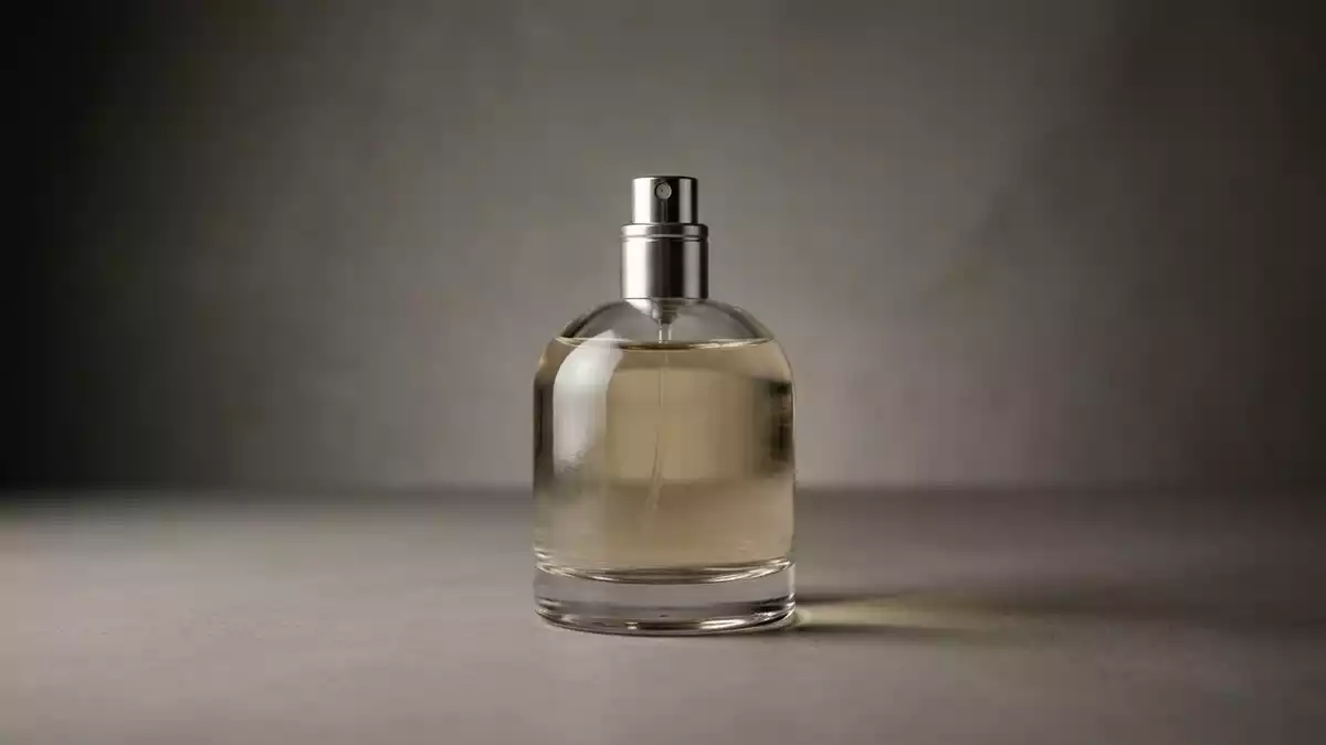 Fotorealistische Studioansicht von Eau de Parfum in neutraler Produktdarstellung