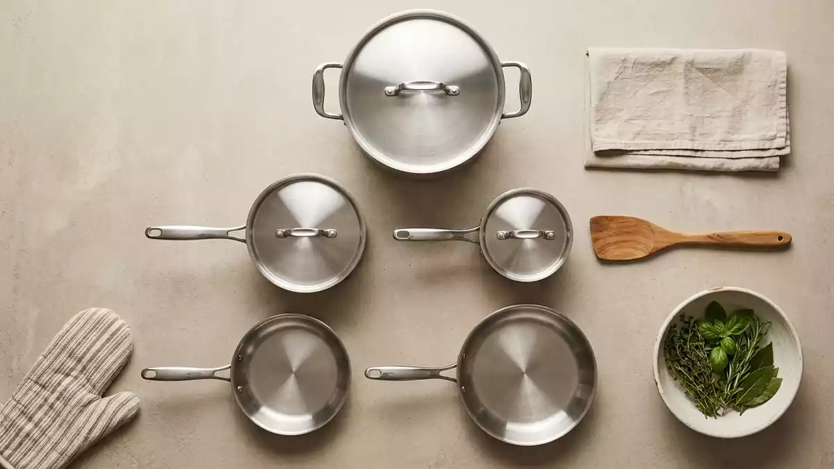 Flatlay-Arrangement rund um Kochgeschirrset mit passenden Requisiten von oben, neutral