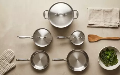Flatlay-Arrangement rund um Kochgeschirrset zum Thema WMF Profi Plus Topfset, weiches Oberlicht - Foto: THN