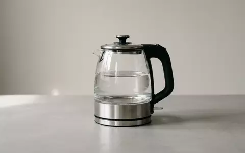 Fotorealistische Studioaufnahme von Glaswasserkocher zum Thema WMF Küchenminis Wasserkocher 1, klare Lichtfuehrung - Foto: THN