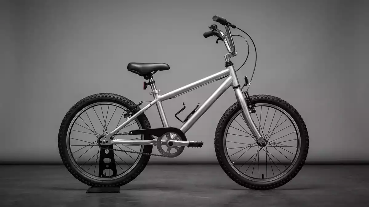 Fotorealistische Studioansicht von Kinderfahrrad in neutraler Produktdarstellung