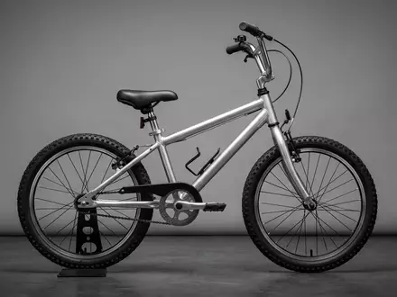 Fotorealistische Studioaufnahme von Kinderfahrrad zum Thema woom 4 Kinderfahrrad 20, klare Lichtfuehrung - Foto: THN