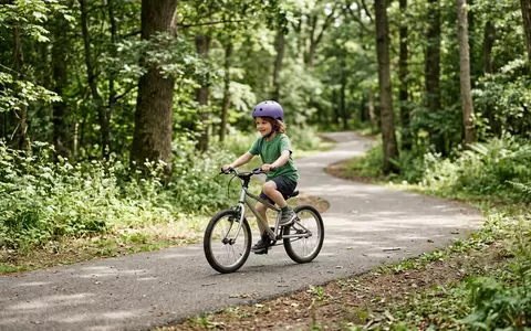 Fotorealistische Aufnahme von Kinderfahrrad im Park zum Thema woom 4 Kinderfahrrad 20, natuerliches Licht - Foto: THN