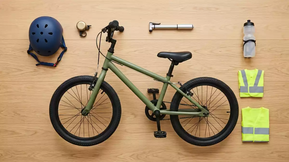 Flatlay-Arrangement rund um Kinderfahrrad mit passenden Requisiten von oben, neutral