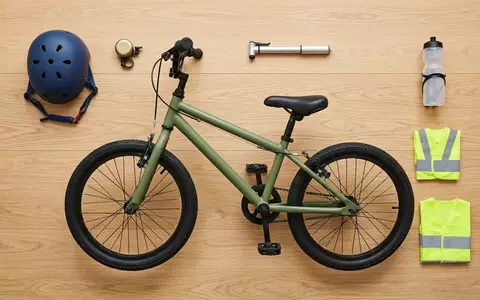 Flatlay-Arrangement rund um Kinderfahrrad zum Thema woom 4 Kinderfahrrad 20, weiches Oberlicht - Foto: THN