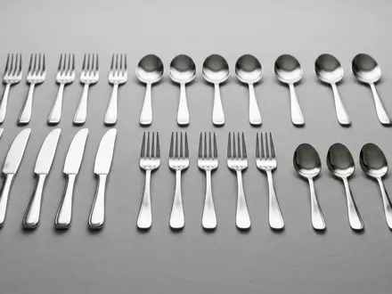 Fotorealistische Studioaufnahme von Besteckset zum Thema WMF Besteckset Boston 30-teilig, klare Lichtfuehrung - Foto: THN