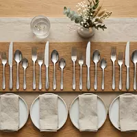 Flatlay-Arrangement rund um Besteckset zum Thema WMF Besteckset Boston 30-teilig, weiches Oberlicht - Foto: THN