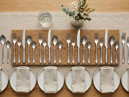 Flatlay-Arrangement rund um Besteckset zum Thema WMF Besteckset Boston 30-teilig, weiches Oberlicht - Foto: THN
