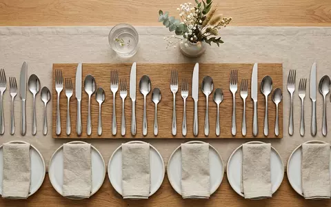 Flatlay-Arrangement rund um Besteckset zum Thema WMF Besteckset Boston 30-teilig, weiches Oberlicht - Foto: THN