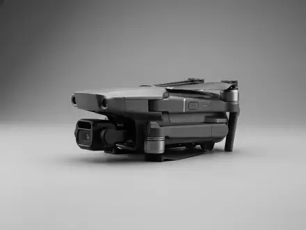 Fotorealistische Studioaufnahme von Kameradrohne zum Thema DJI Mavic 3 Pro, klare Lichtfuehrung - Foto: THN