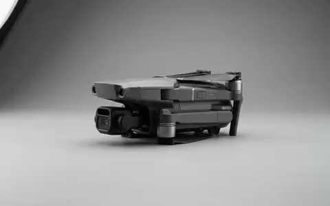 Fotorealistische Studioaufnahme von Kameradrohne zum Thema DJI Mavic 3 Pro, klare Lichtfuehrung - Foto: THN