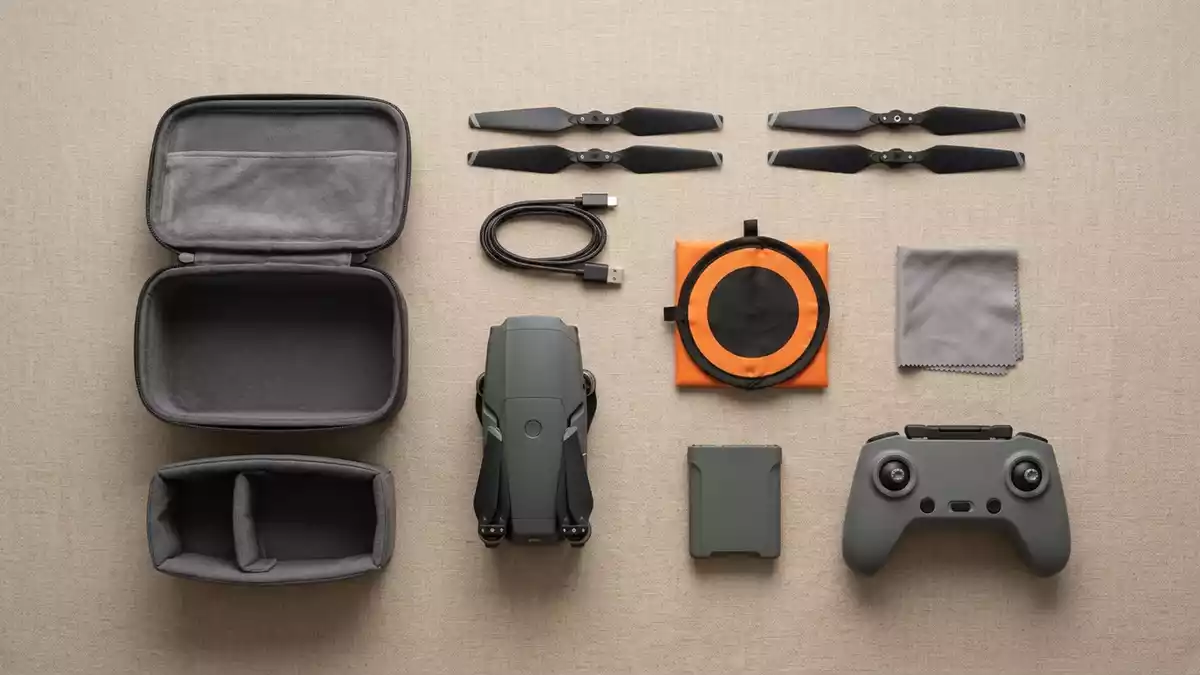 Flatlay-Arrangement rund um Kameradrohne mit passenden Requisiten von oben, neutral