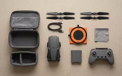 Flatlay-Arrangement rund um Kameradrohne zum Thema DJI Mavic 3 Pro, weiches Oberlicht - Foto: THN