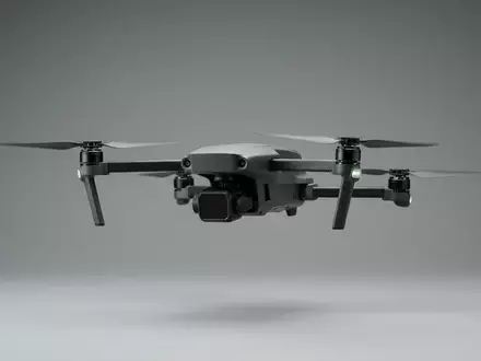 Fotorealistische Studioaufnahme von Kameradrohne zum Thema DJI Mavic 3 Classic, klare Lichtfuehrung - Foto: THN
