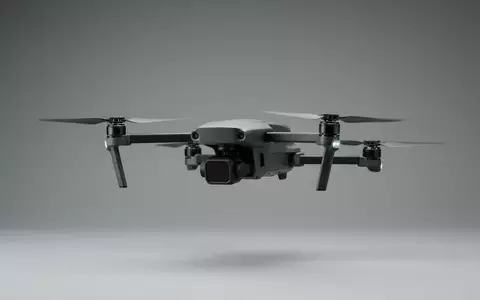 Fotorealistische Studioaufnahme von Kameradrohne zum Thema DJI Mavic 3 Classic, klare Lichtfuehrung - Foto: THN