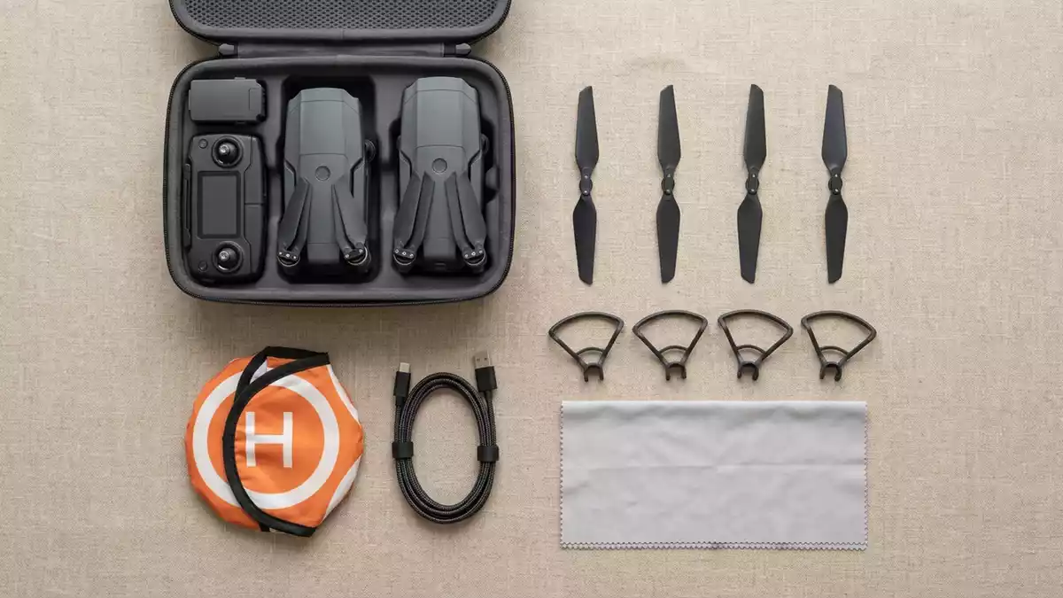 Flatlay-Arrangement rund um Kameradrohne mit passenden Requisiten von oben, neutral