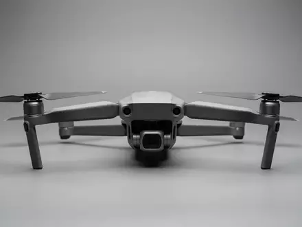Fotorealistische Studioaufnahme von Kameradrohne zum Thema DJI Mini 5 Pro, klare Lichtfuehrung - Foto: THN