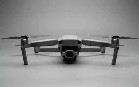 Fotorealistische Studioaufnahme von Kameradrohne zum Thema DJI Mini 5 Pro, klare Lichtfuehrung - Foto: THN
