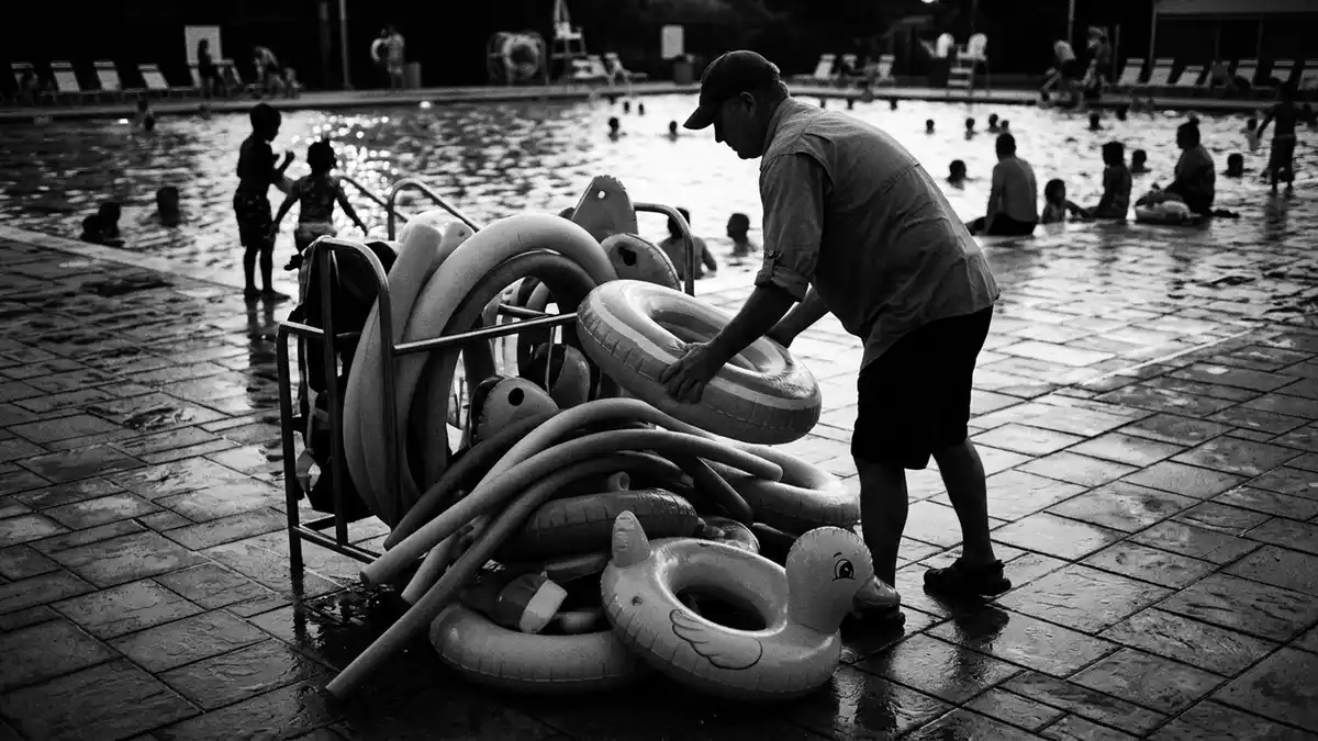 Schwarzweiss-Reportagebild mit Kinder Schwimmring in dokumentarischer Arbeitsumgebung