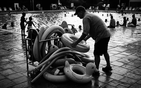 Schwarzweiss-Reportage mit Kinder Schwimmring zum Thema Bestway Kinder Schwimmring Flamingo, hoher Kontrast - Foto: THN