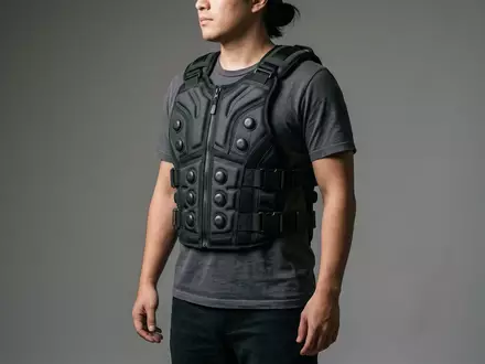 Fotorealistische Studioaufnahme von Taktile Feedbackweste zum Thema bHaptics TactSuit X40 Haptic, klare Lichtfuehrung - Foto: THN