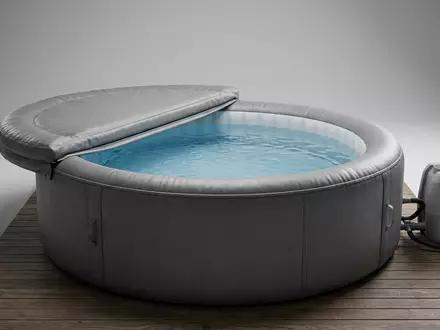 Fotorealistische Studioaufnahme von Aufblasbarer Whirlpool zum Thema Bestway Lay-Z-Spa Hawaii Whirlpool, klare Lichtfuehrung - Foto: THN