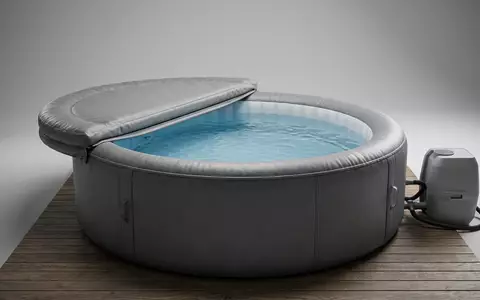 Fotorealistische Studioaufnahme von Aufblasbarer Whirlpool zum Thema Bestway Lay-Z-Spa Hawaii Whirlpool, klare Lichtfuehrung - Foto: THN