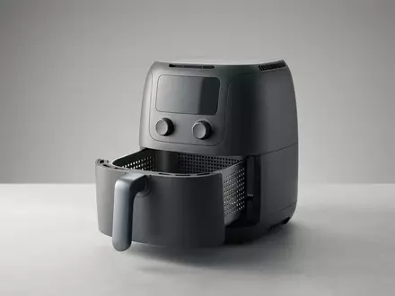 Fotorealistische Studioaufnahme von Heissluftfritteuse zum Thema Klarstein Pasadena Airfryer 11L, klare Lichtfuehrung - Foto: THN