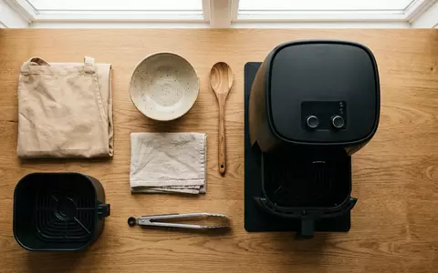 Flatlay-Arrangement rund um Heissluftfritteuse zum Thema Klarstein Pasadena Airfryer 11L, weiches Oberlicht - Foto: THN