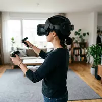 Fotorealistische Aufnahme von VR-Kopfband im Wohnzimmer zum Thema Kiwi Design Comfort Head, natuerliches Licht - Foto: THN