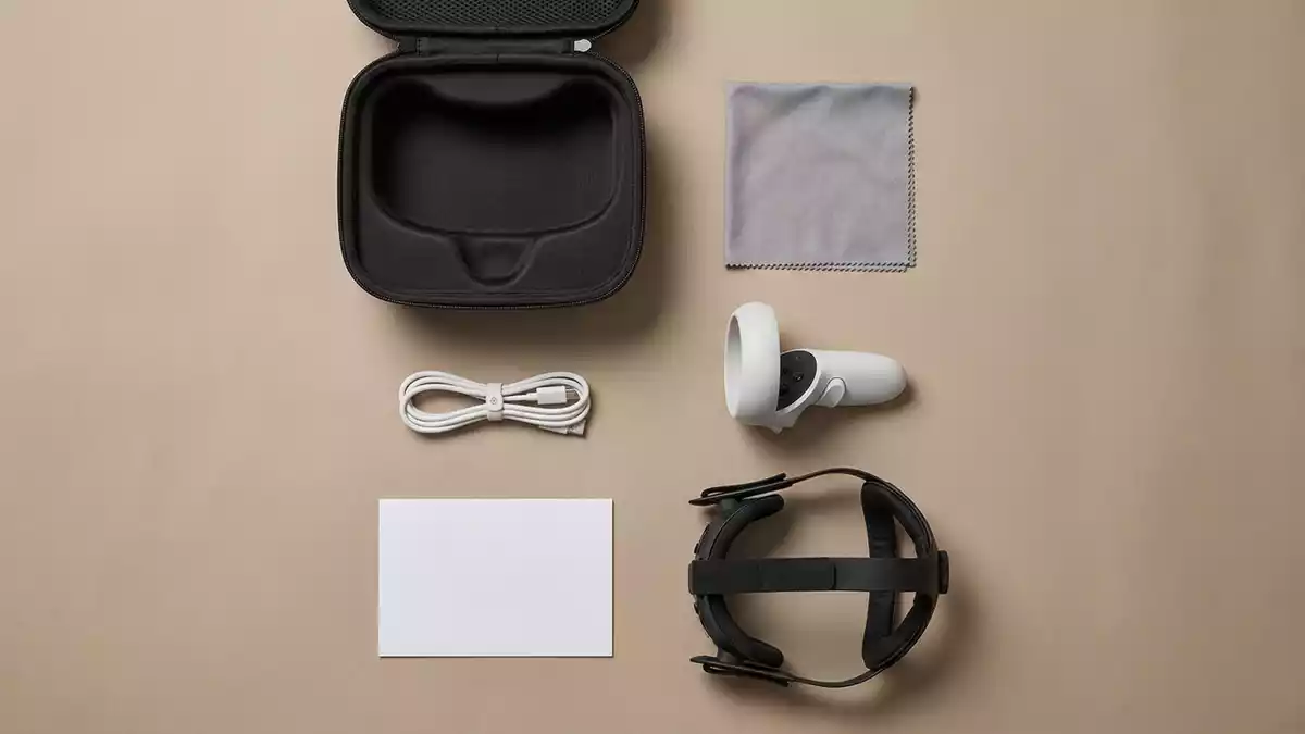 Flatlay-Arrangement rund um VR-Kopfband mit passenden Requisiten von oben, neutral