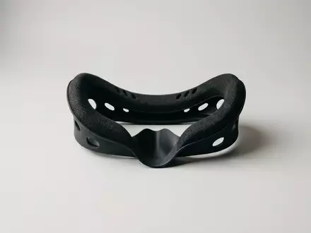 Fotorealistische Studioaufnahme von VR-Gesichtspolster zum Thema Kiwi Design VR Cover, klare Lichtfuehrung - Foto: THN