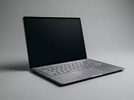 Fotorealistische Studioaufnahme von Laptop zum Thema Dell Latitude 7455 Copilot+, klare Lichtfuehrung - Foto: THN