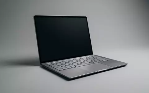 Fotorealistische Studioaufnahme von Laptop zum Thema Dell Latitude 7455 Copilot+, klare Lichtfuehrung - Foto: THN