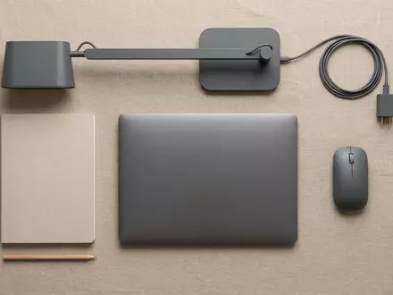 Flatlay-Arrangement rund um Laptop zum Thema Dell Latitude 7455 Copilot+, weiches Oberlicht - Foto: THN
