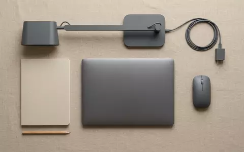 Flatlay-Arrangement rund um Laptop zum Thema Dell Latitude 7455 Copilot+, weiches Oberlicht - Foto: THN