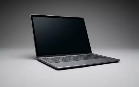 Fotorealistische Studioaufnahme von Laptop zum Thema Dell XPS 14 9440, klare Lichtfuehrung - Foto: THN