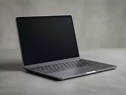 Fotorealistische Studioaufnahme von Laptop zum Thema Dell Inspiron 14 5445, klare Lichtfuehrung - Foto: THN