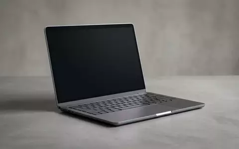 Fotorealistische Studioaufnahme von Laptop zum Thema Dell Inspiron 14 5445, klare Lichtfuehrung - Foto: THN