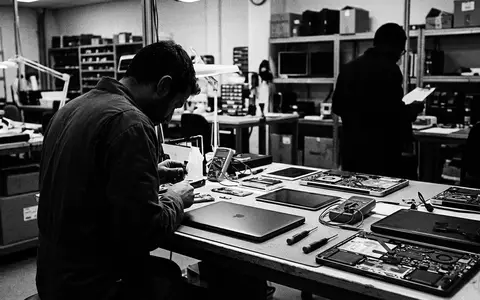 Schwarzweiss-Reportage mit Laptop zum Thema Dell Inspiron 14 5445, hoher Kontrast, sachlich dargestellt - Foto: THN