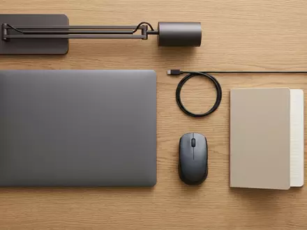 Flatlay-Arrangement rund um Laptop zum Thema Dell Inspiron 14 5445, weiches Oberlicht - Foto: THN