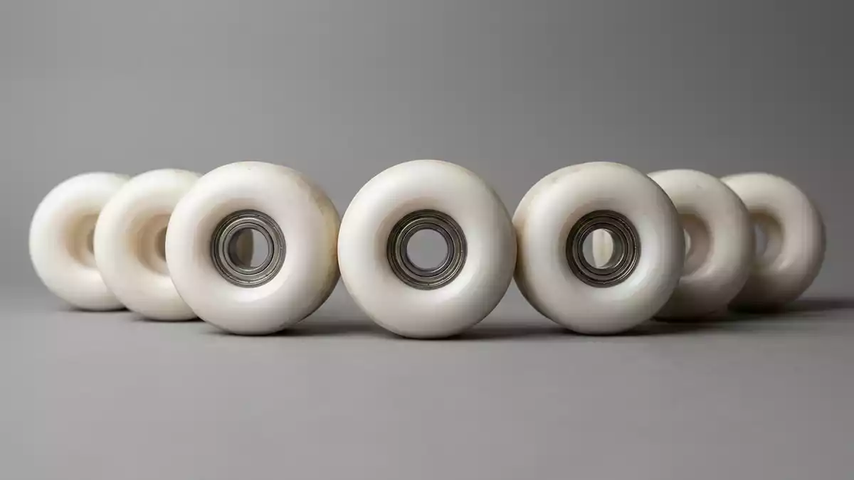 Fotorealistische Studioansicht von Skateboardrollen in neutraler Produktdarstellung